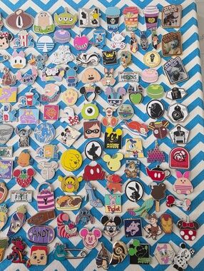 $25 for 10 Disney Park Pins *You Pick* updated 3/31/2026